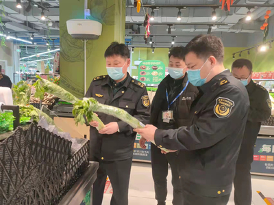我縣多措并舉強化疫情防控期間食用農產品市場監管，筑牢安全防線
